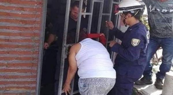 تجسست على الجيران.. فعلق رأسها 5 ساعات في الحديد