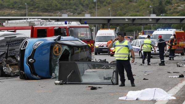 مقتل 42 شخصاً في حادث تصادم حافلة بشاحنة جنوب غرب فرنسا