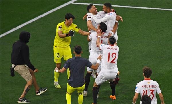 فعلها مجددا.. "بونو" يصد ضربتي جزاء ويقود إشبيلية للفوز بكأس الدوري الأوروبي(فيديو)