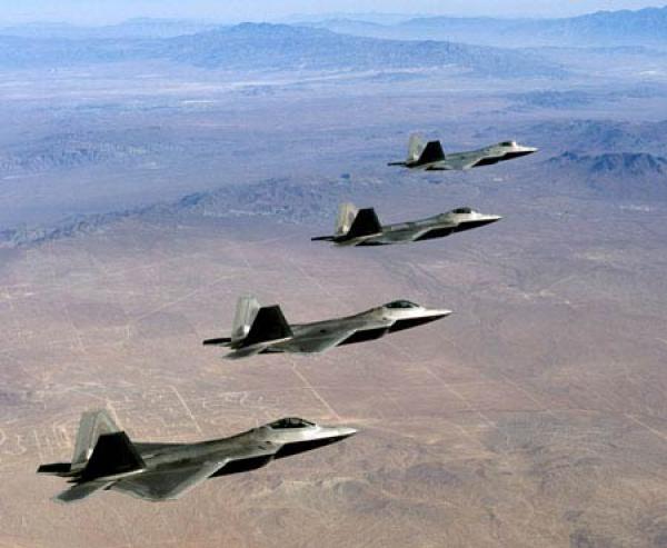 شبكة \"فوكس\" : الجيش الأمريكي ينشر أحدث مقاتلاته \"F-22\" في قاعدة إماراتية 