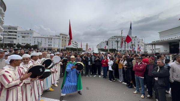 أجواء احتفالية بمحيط البرلمان في استقبال زيارة الرئيس الفرنسي ماكرون للمغرب