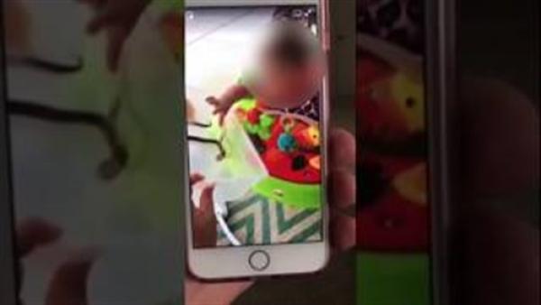 بالفيديو.. أم تترك ثعبانا يلدغ ابنتها لتلقينها درسا