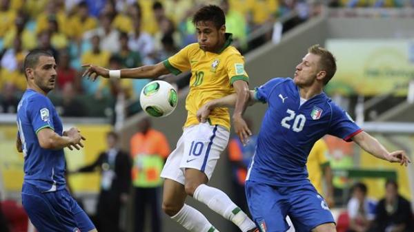 البرازيل تحقق فوزا مثيرا أمام ايطاليا و تتجنب مواجهة إسبانيا في نصف نهائي كأس القارات