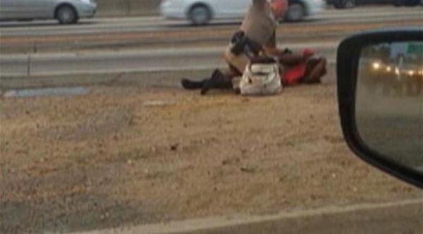 1.5 مليون دولار تعويض لعجوز ضربها شرطي أمريكي وسط الشارع