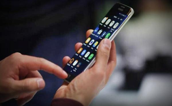 إدارة الدفاع الوطني تطلق تحذيرا للمغاربة الذين يتوفرون على هواتف "سامسونغ" و "هواوي"