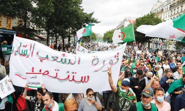 تواصل الحراك الشعبي بالجزائر يربك مخططات "جنرالات العسكر" والمحتجون متشبثون بـ"التغيير الجذري" للنظام