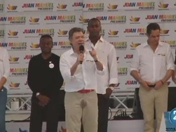 بالفيديو: الرئيس الكولومبي يتبول على نفسه أثناء الحملة الانتخابية في خطاب جماهيري