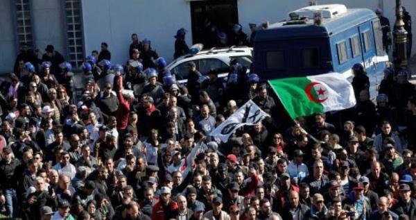 صحافيون من الإذاعة الجزائرية ينتفضون ويفضحون نظام بوتفليقة