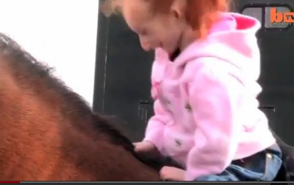 بالفيديو :  أقصر وأخف طفلة فى العالم تدخل المدرسة