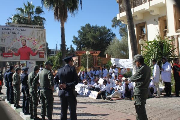 الأساتذة المتدربون بسطات يدخلون في اعتصام مفتوح أمام مقر الأكاديمية الجهوي للتربية والتكوين لجهة الشاوية ورديغة