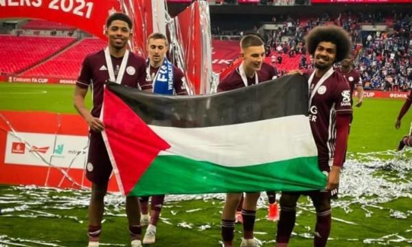 بحضور الأمير "وليام"...لاعبا ليستر سيتي يلوحان بالعلم الفلسطيني داخل الملعب بعد الفوز بكأس الاتحاد الإنجليزي (فيديو)