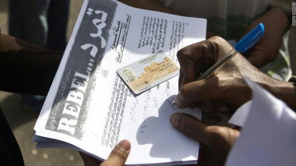 حملة  "تمرد" تعلن جمع 22 مليون توقيع لإسقاط مرسي