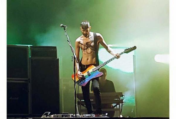 فضيحة خطيرة : عازف قيتار مثلي يستغل "موازين" و التلفزيون المغربي لنقل رسالة بعيدة عن الفن 