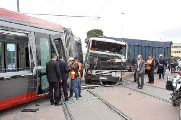 الدار البيضاء : حادثة سير بين شاحنة والطرامواي تخلف جرحى وخسائر مادية جسيمة