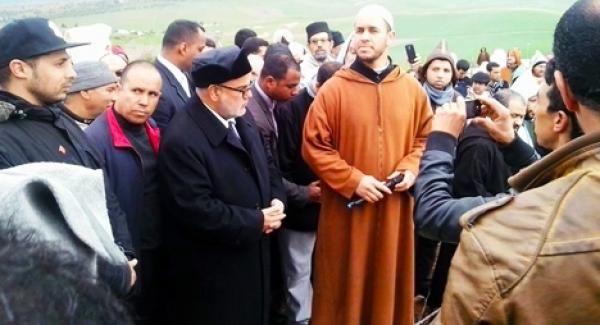 صورة : ابن كيران يلقي نظرة الوداع على جثمان العالم المغربي عبد السلام الهراس