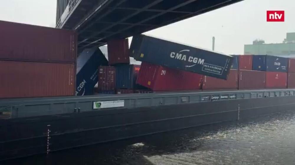 لحظة اصطدام سفينة بجسر في ميناء نويس وسقوط الحاويات (فيديو)