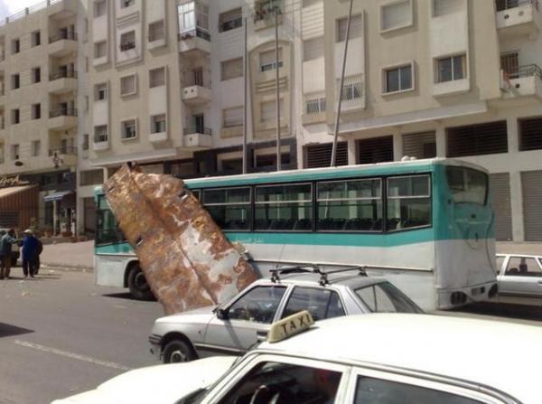 يحدث في المغرب .. سقوط سقف حافلة وسط الطريق بالدار البيضاء 