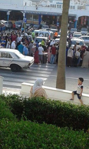 قمة الفوضى بالفنيدق..احتلال ممر الراجلين