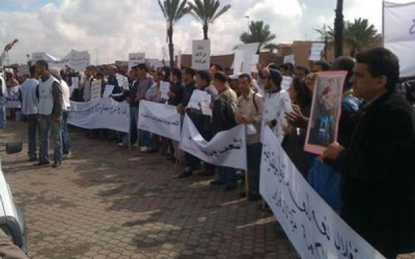 رويترز: متظاهرون أغلبهم ملثمون يطالبون بسقوط النظام في مسيرة مراكش