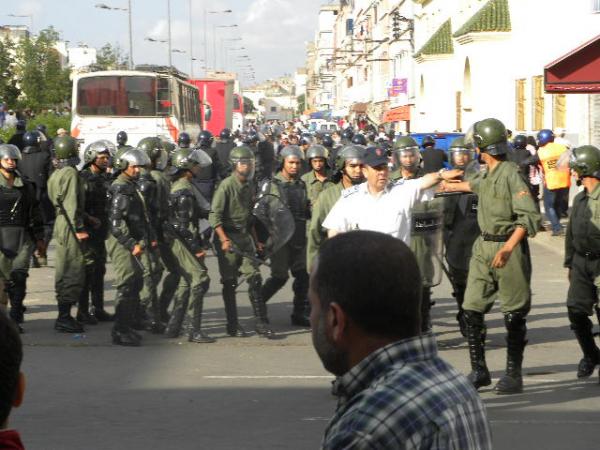  عشية الاستفتاء. البوليس يحمي أشخاص اعتدوا على متظاهري 20 فبراير داخل مستعجلات ابن سينا