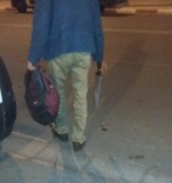 الصورة لرجل الأمن يحجز السكين والمحفظة