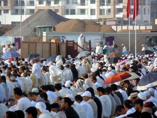 سلا : إسبانية تعتنق الإسلام يوم العيد أمام تكبيرات المصلين ( الفيديو)‏