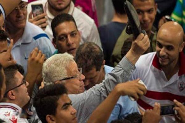 بالصورة : رئيس الزمالك يستفز جماهير الوداد و يرفع في وجههم &quot;الحذاء&quot;