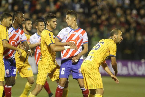 المغرب التطواني يتواضع بميدانه أمام الدفاع الجديدي و يفوت فرصة الاقتراب من الصدارة (فيديو)