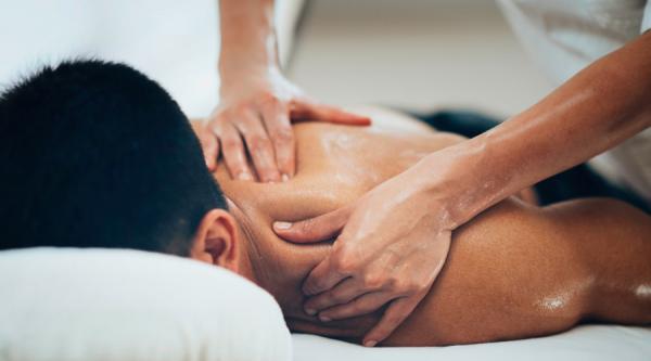 تدليك النساء للرجال بحامة مولاي يعقوب في فاس يُثير جدلا كبيرا