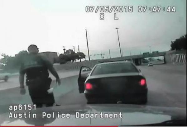 بالفيديو: شرطي يوقف سيارة لمخالفة السائقة فينقذ حياتها