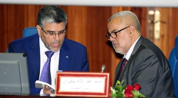 بعد اعفائه من رئاسة الحكومة .. الرميد يقبل رأس بنكيران و الأخير يرد عليه بهذه الطريقة (صور)