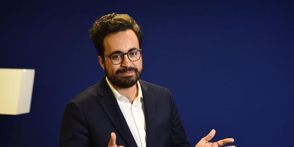 تعيين شاب مغربي عمره 33 عاماً ضمن حكومة ماكرون الجديدة