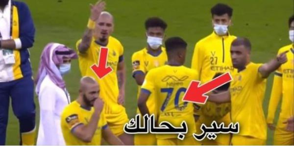 خلاف حاد بين أمرابط وزميله في النصر بعد الخسارة أمام الهلال (فيديو)