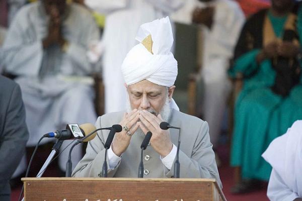 تُـتَّهم بالهرطَقة..طائِفة تؤمِن بـ "رسول" عاشَ في القرنِ 19 وتَرى نفسها من أتباعِ الاسلامِ الحق!!