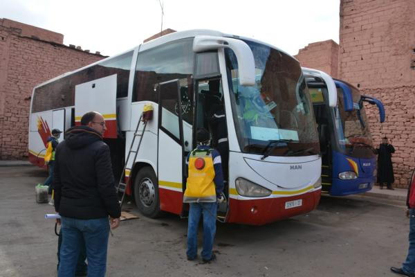 ها المسؤولين لي بغينا... عامل أزيلال يخرج للميدان ويباشر بنفسه رفقة لجنة واسعة عملية تعقيم وتطهير وسائل النقل العمومي