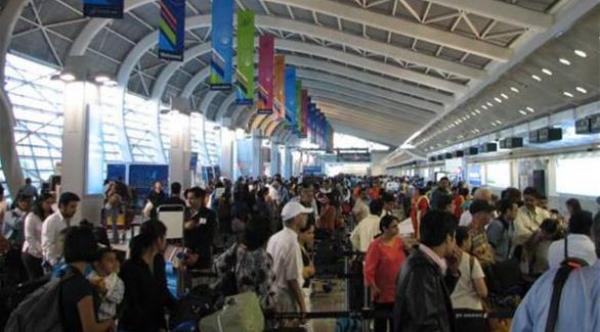 هندي يجتاز نقاط التفتيش..دون بطاقة صعود الطائرة