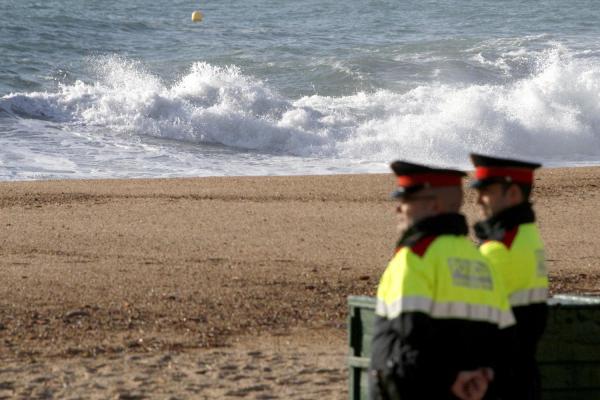 قادمة من إحدى دول شمال افريقيا ... السلطات الاسبانية تفك لغز جثة رضيعة لفظتها أمواج البحر