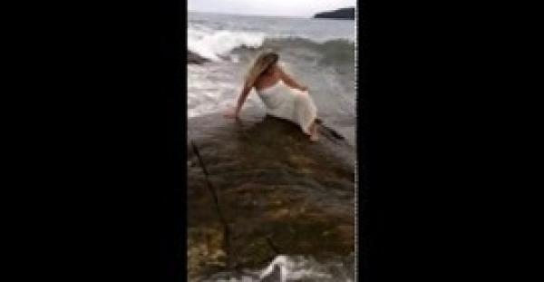 بالفيديو.. موجة عملاقة تنتزع فتاة حاولت استعراض أنوثتها بالشاطئ
