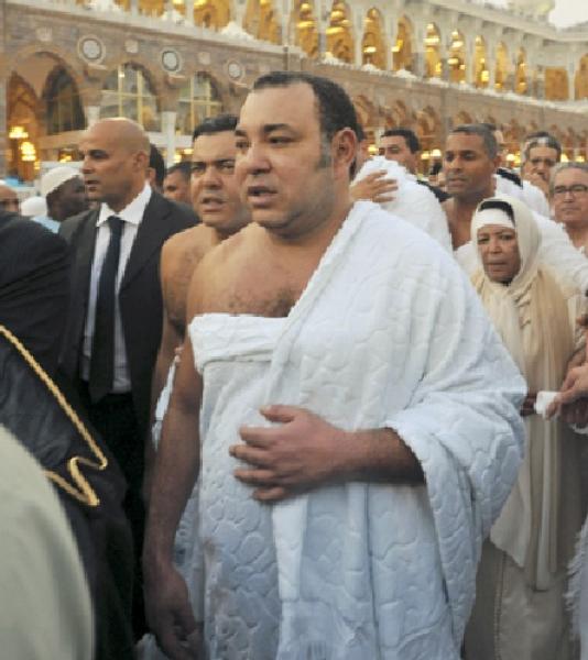 الملك محمد السادس يؤدي مناسك العمرة ويغادر جدة