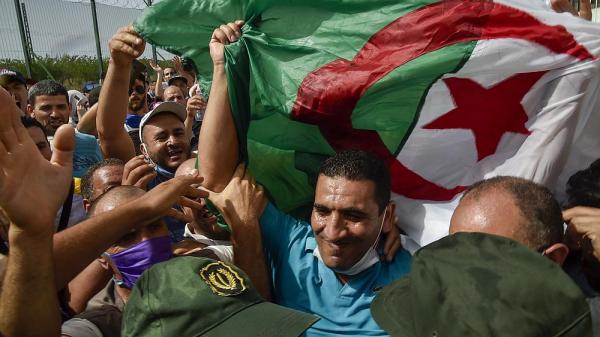 النظام الجزائري يفقد البوصلة ويقدم على اعتقال أشهر قادة الحراك الشعبي