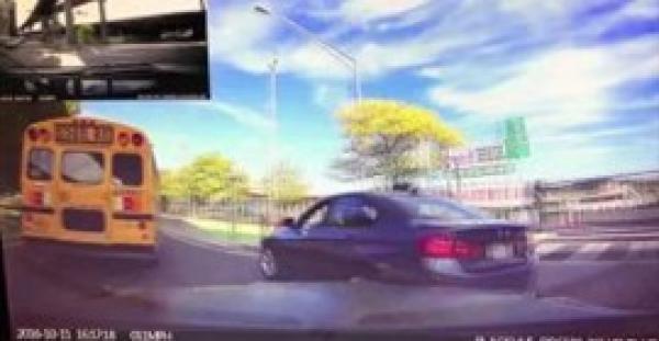 شاهد.. ماذا حدث لسائق «BMW» حاول تجاوز سيارة