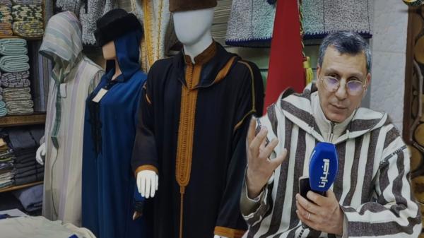 إقبال واسع للمواطنين على شراء الجلابة الوزانية قبيل حلول يوم العيد بساعات