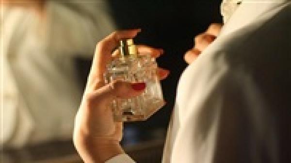 ما حكم المرأة التي تتعطر وتخرج إلى عملها أوالشارع؟