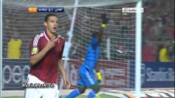 لاعب الاهلي المصري يشير بعلامة رابعة 4 بعد احرازه هدف في نهائي دوري ابطال إفريقيا