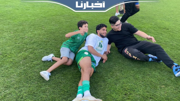 لحظات جميلة بين لاعبي الرجاء وعائلاتهم بعد التتويج بكأس العرش