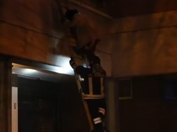 مآساة بالفيديو...هكذا لقي زوجان مغربيان مصرعهما بسبب حريق داخل عمارة سكنية بإيطاليا