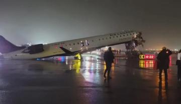 نيويورك.. مصرع طيارين وإصابة العشرات بعد اصطدام طائرة بشاحنة إطفاء