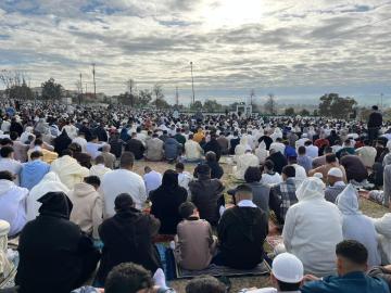 فاس.. آلاف المصلين يؤدون صلاة العيد بمصلى "بن دباب" في أجواء روحانية