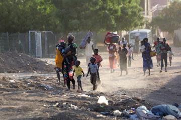 فوضى عارمة في السودان واستمرار احتجاز "عمر البشير" في مستشفى عسكري