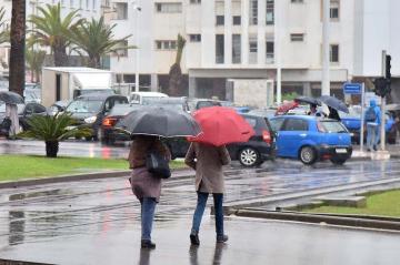 منخفض جوي يقترب من المغرب.. تساقطات مطرية وانخفاض في درجات الحرارة بدءا من اليوم